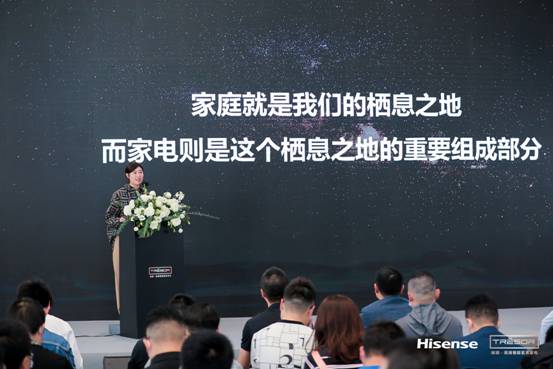 人们在看台上的人在演讲
描述已自动生成